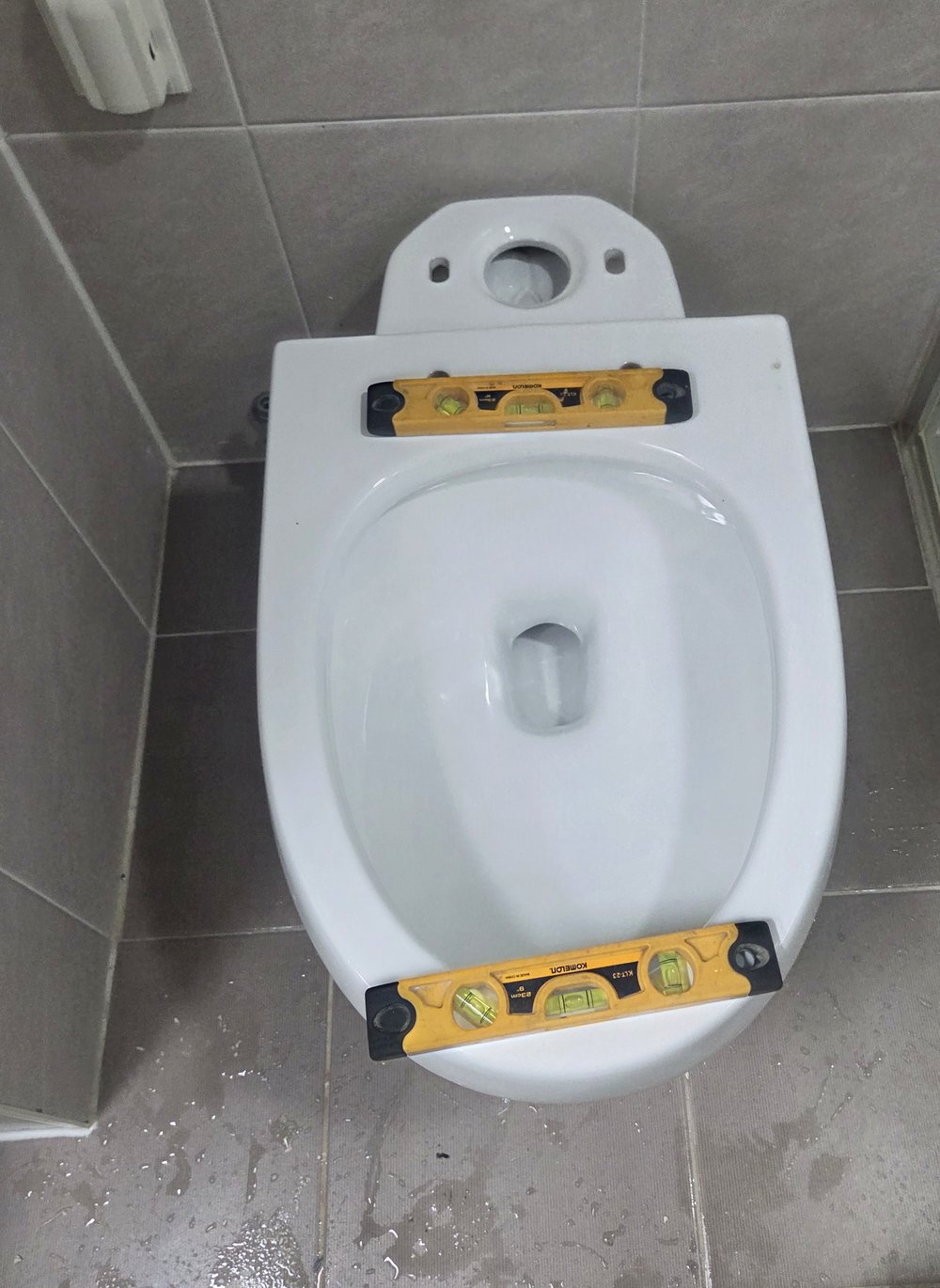 양변기 설치 수평 확인
