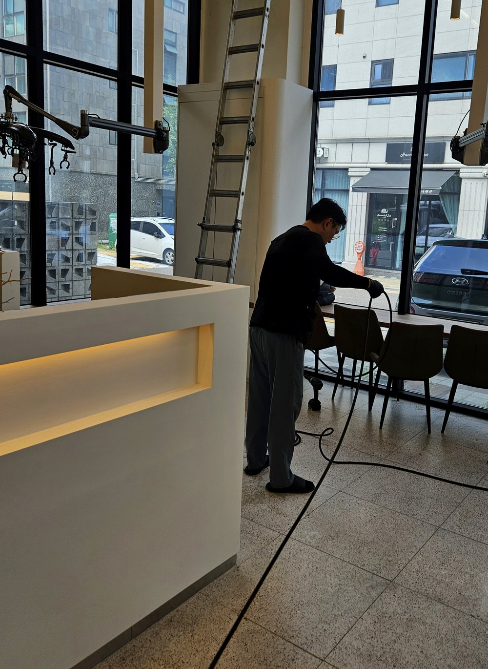 사다리를 세우고 진행한 배관 고압세척