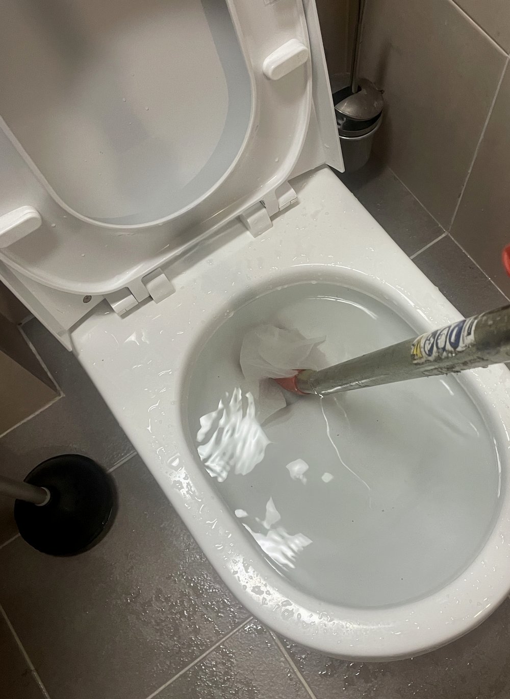 관통기 스프링을 변기 배수로에 진입