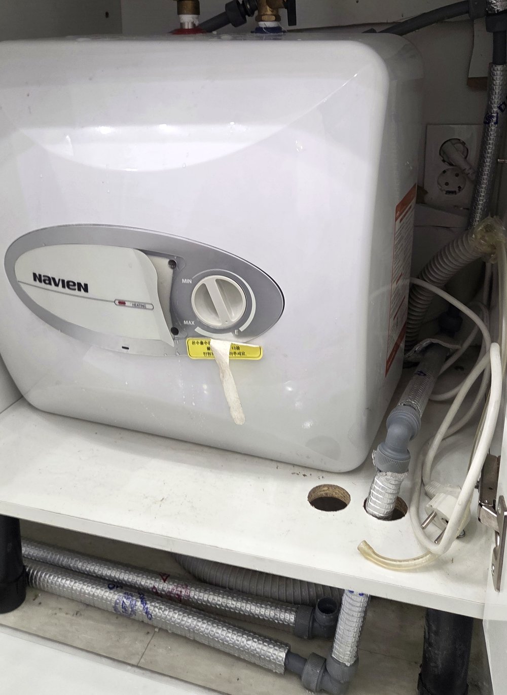 오류동 식품 작업장 싱크대 하부장 안 고장 난 전기온수기