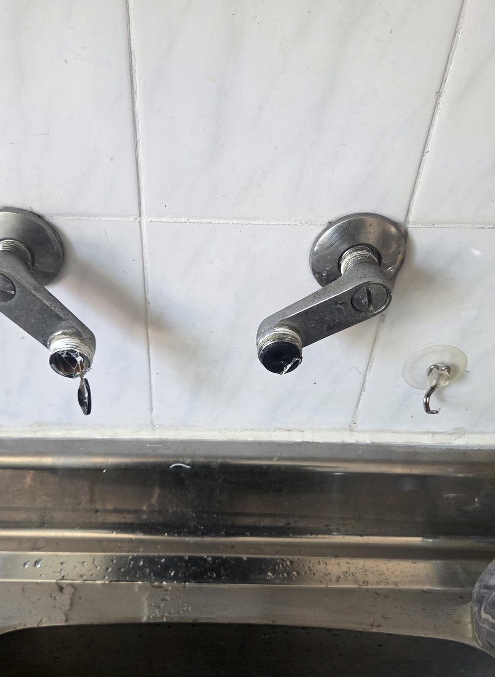 벽수전 몸통 철거 후 남은 노후 편심과 찢어진 고무 패킹