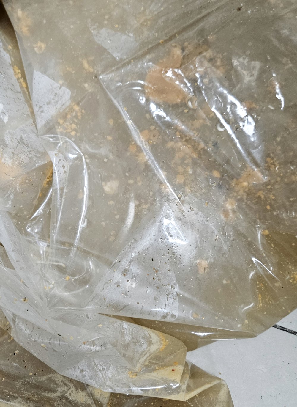 파주 하수구막힘 비닐로 받아낸 기름물과 찌꺼기